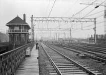 166439 Gezicht op het emplacement Westelijk Eiland bij het N.S.-station Amsterdam C.S., met bovenleidingsportalen ...